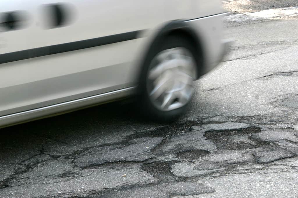 Kunststoffabfälle im Asphalt schonen die Umwelt 2 Schlaglöcher