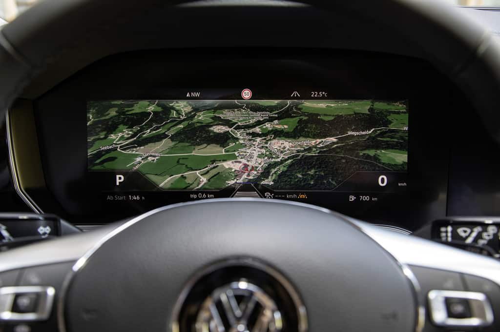Bosch liefert erstes gebogenes Instrumentendisplay 1 Gebogenes 12,3-Zoll-Instrumentendisplay von Bosch.