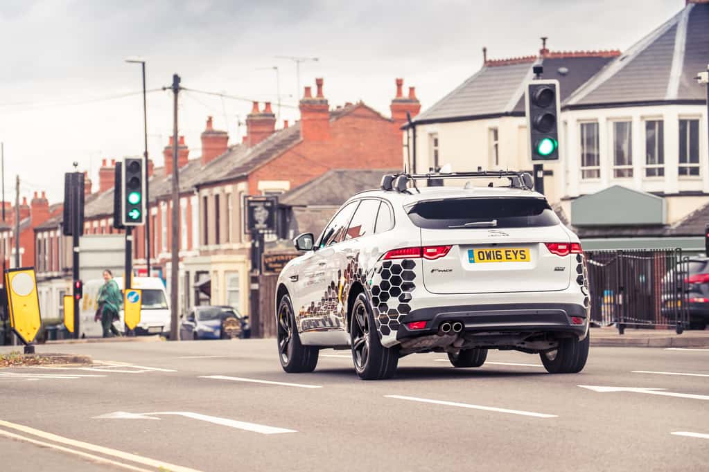 Jaguar F-PACE kommuniziert mit Ampeln 8 JAGUAR LAND ROVER GIBT GRÜNES LICHT ZUR LÖSUNG EINES 150 JAHRE ALTEN VERKEHRSPROBLEMS