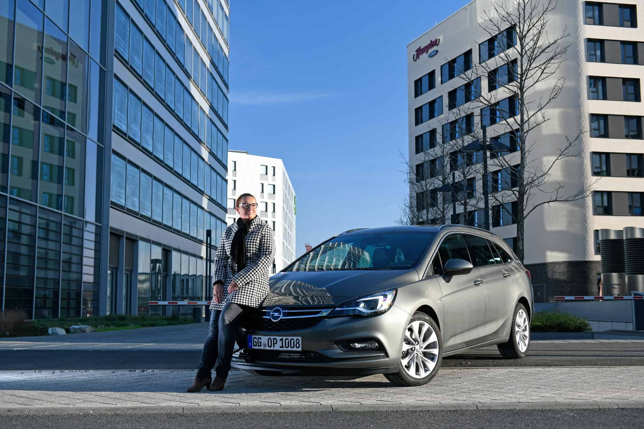 Opel Astra Sports Tourer - Kombi fährt mit neuem 1,6 BiTurbo Diesel Motor vor 12 der-Autotester