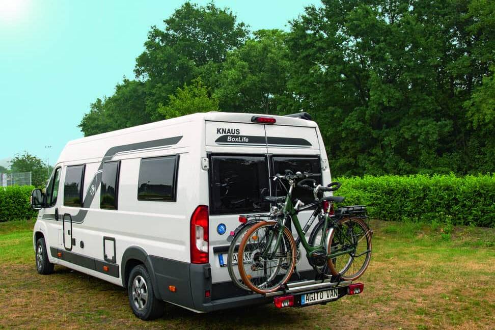 CMT 2019: Fahrradträger Agito Van ab März auch für den Ducato 13 Fahrradträger Sawiko Agito Van (hochgeklappt) an einem Fiat Ducato Camper-Kastenwagen.