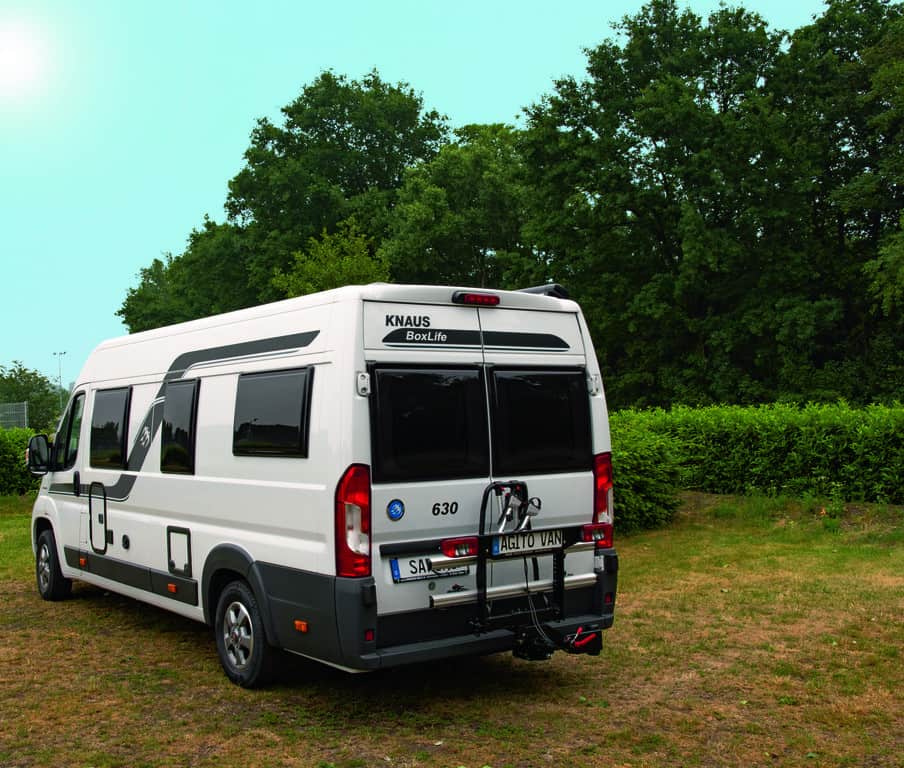 CMT 2019: Fahrradträger Agito Van ab März auch für den Ducato 2 Fahrradträger Sawiko Agito Van an einem Fiat Ducato Camper-Kastenwagen.