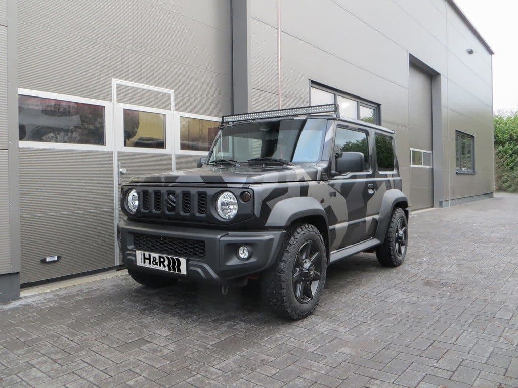 Für Großstadtcowboys: H & R legt den Suzuki Jimny tiefer 1 Tiefergelegter Suzuki Jimny mit Sportfedern von H & R sowie Folierung und LED-Bar von XXX Performance.