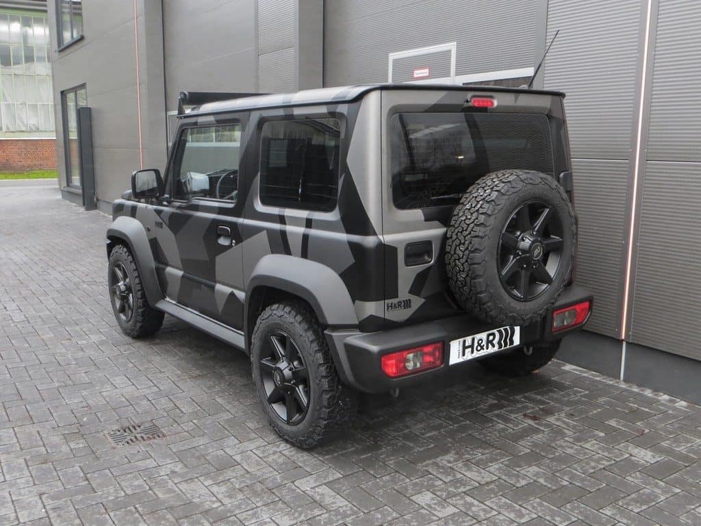 Für Großstadtcowboys: H & R legt den Suzuki Jimny tiefer 2 Tiefergelegter Suzuki Jimny mit Sportfedern von H & R sowie Folierung und LED-Bar von XXX Performance.