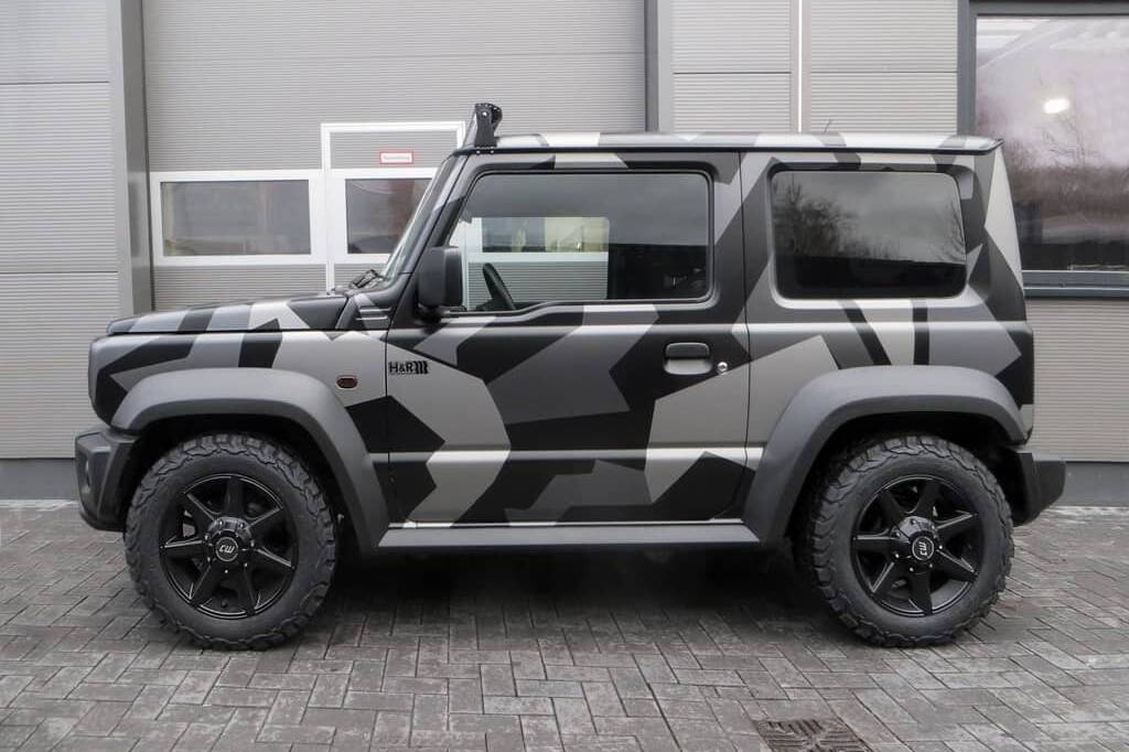 Für Großstadtcowboys: H & R legt den Suzuki Jimny tiefer 5 Tiefergelegter Suzuki Jimny mit Sportfedern von H & R sowie Folierung und LED-Bar von XXX Performance.