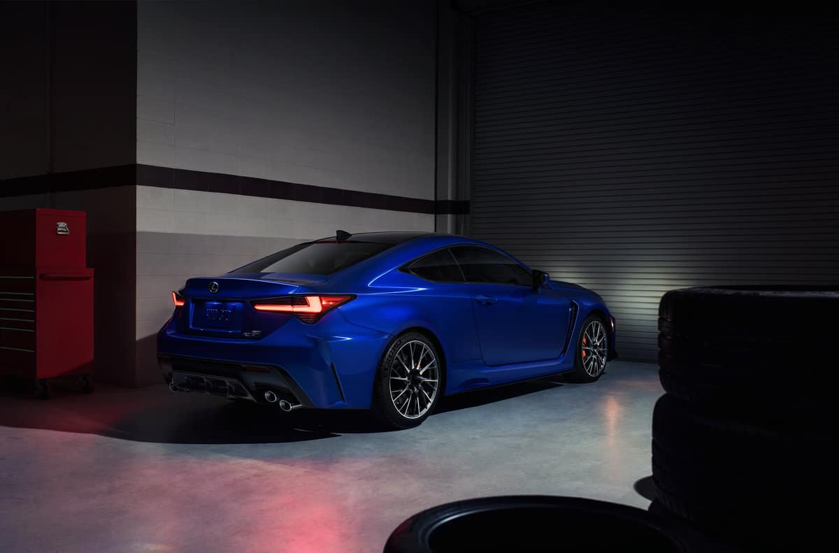 Lexus RC F und die neue RC F Track Edition fahren in Detroit vor 3 Lexus RC F