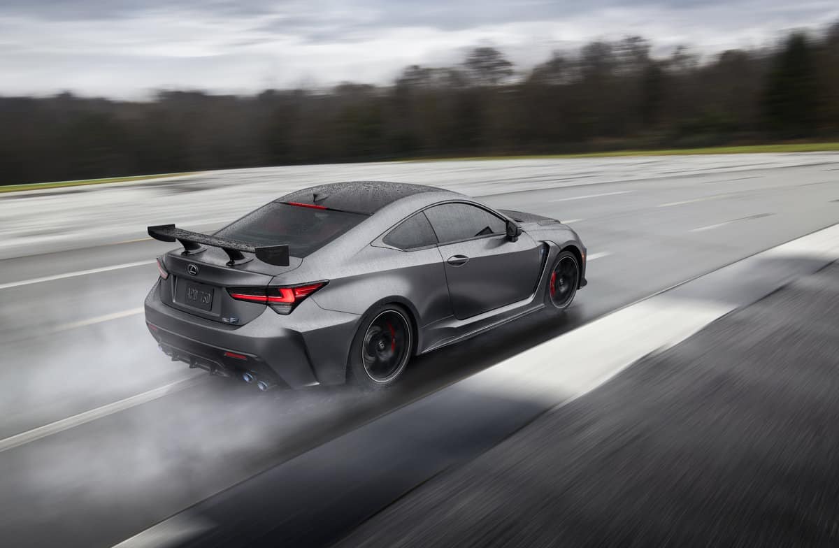 Lexus RC F und die neue RC F Track Edition fahren in Detroit vor 1 Lexus RC F Edition