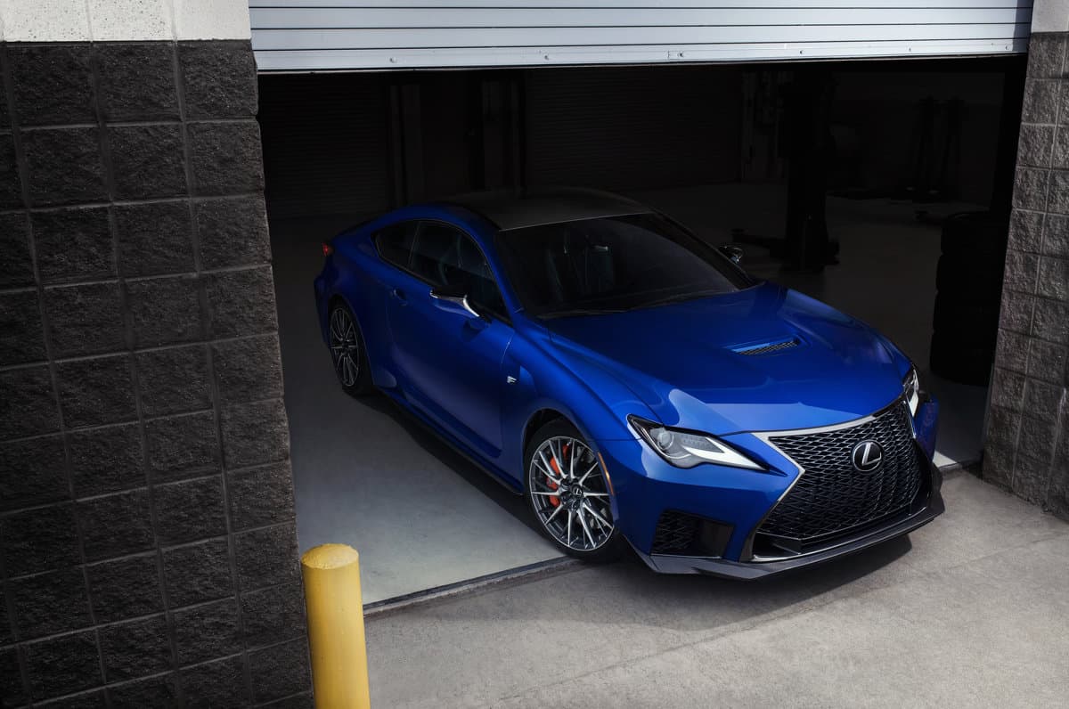 Lexus RC F und die neue RC F Track Edition fahren in Detroit vor 2 Lexus RC F