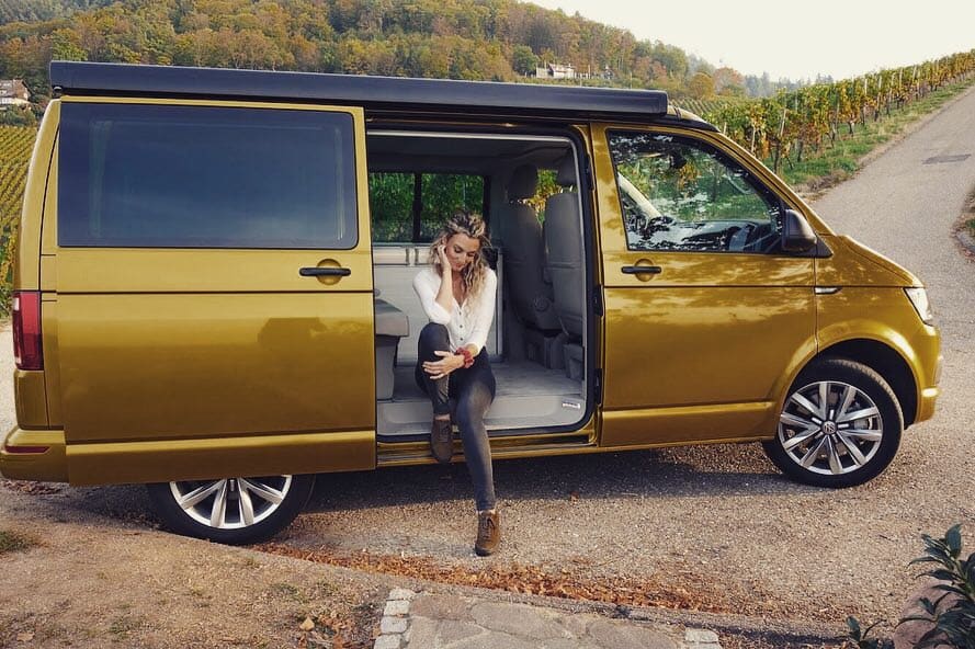 VW macht letzte 1.500 California 6.1 zur „Last Edition“ 5 VW T6 California Coast, Nina Weizenecker