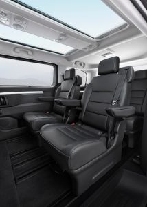 Opel Zafira Life: Die nächste Generation des Großraum-Pkw fährt vor 2 Opel-Zafira-Life
