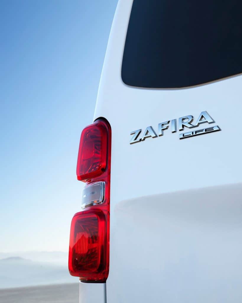 Opel Zafira Life: Die nächste Generation des Großraum-Pkw fährt vor 5 Opel-Zafira-Life