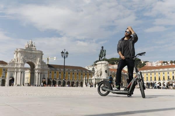 BMW präsentiert E-Kick-Scooter mit Radwegebenutzung 3 BMW Motorrad X2City