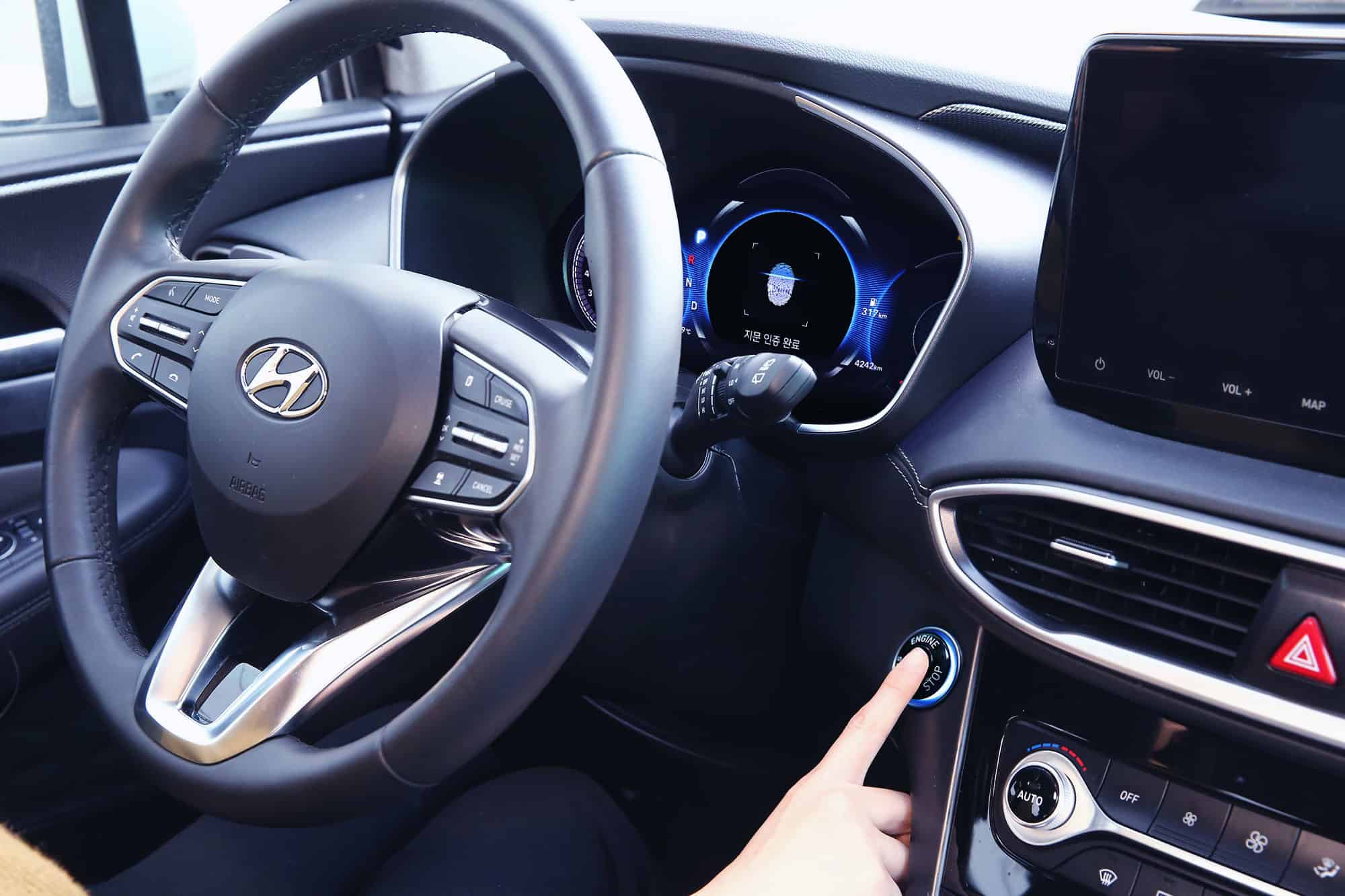 Hyundai ersetzt den Fahrzeugschlüssel durch den Fingerabdruck 1 Hyundai hat eine Technolgie entwickelt, mit der sich das Fahrzeug per Fingerabdruck öffnen und starten lässt.
