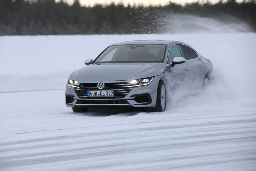 Darf ich bitten: Ein Tänzchen mit dem Arteon auf dem Eis 10 Driften mit Arteon in Arvidsjaur