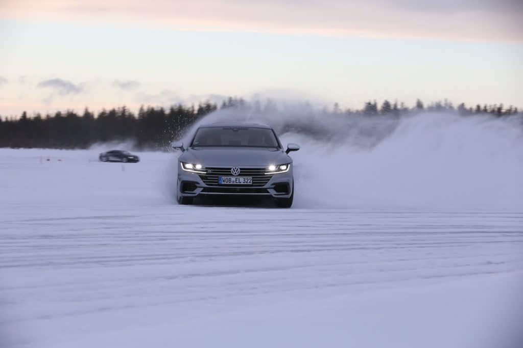Darf ich bitten: Ein Tänzchen mit dem Arteon auf dem Eis 9 Driften mit Arteon in Arvidsjaur