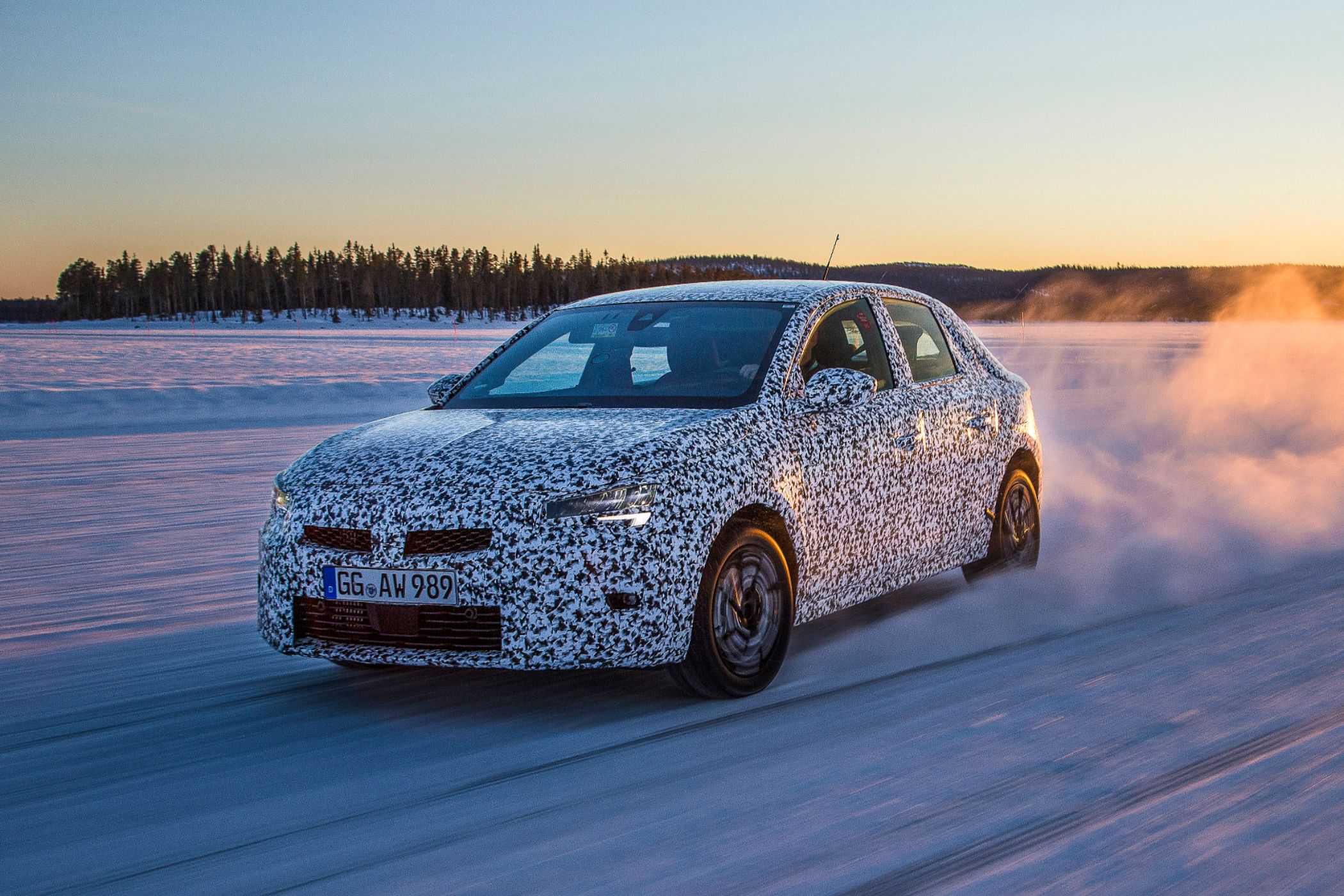 Neuer Opel Corsa auf dem Weg in die Startaufstellung 8 Im winterlichen Lappland muss der neue Opel Corsa - noch im Erlkönig-Tarnkleid - zeigen, was er kann.