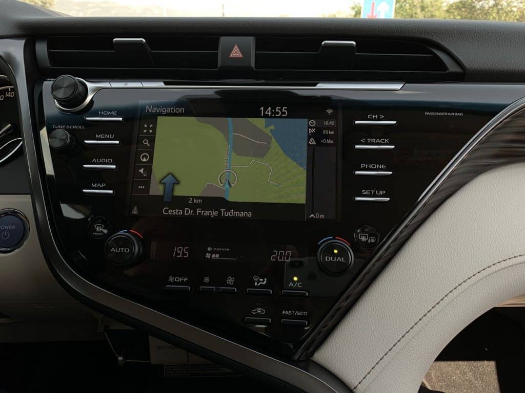 Toyota legt den Camry neu auf: Mittelklasse-Limousine für Preissensible 12 Toyota Camry, Navi