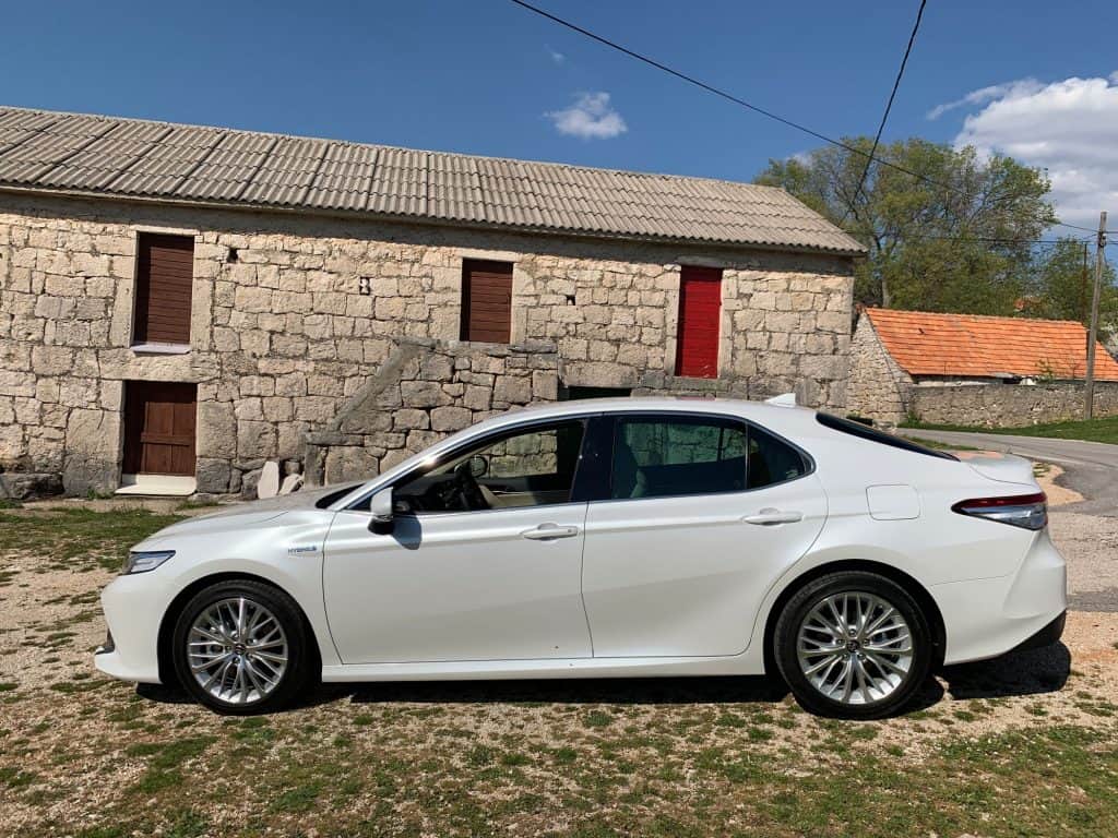 Toyota legt den Camry neu auf: Mittelklasse-Limousine für Preissensible 10 Toyota Camry