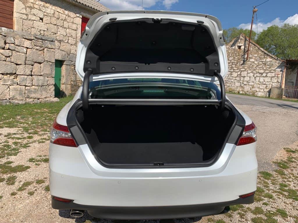 Toyota legt den Camry neu auf: Mittelklasse-Limousine für Preissensible 11 Toyota Camry, Kofferraum