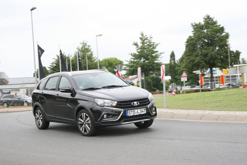 Lada kündigt Lieferverträge für Europa 2 Lada Vesta SW Cross.