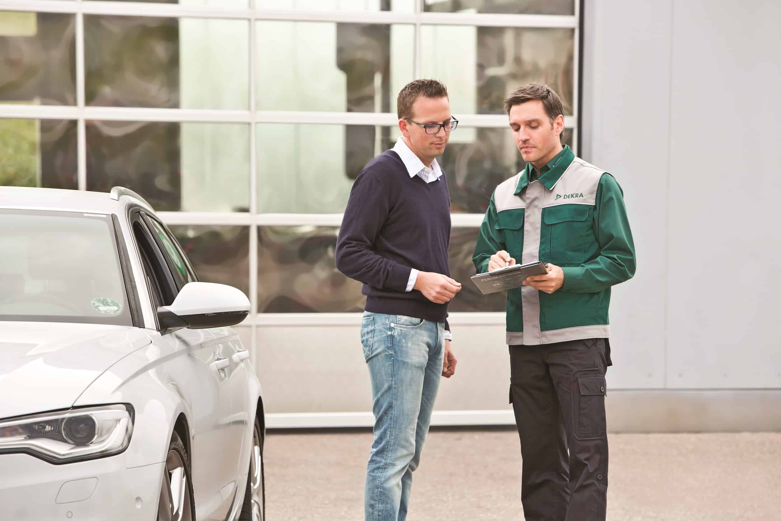 Dekra sucht Kunden zum Werkstatttest 5 Testkunde und Prüfer beim Dekra-Werkstatttest.