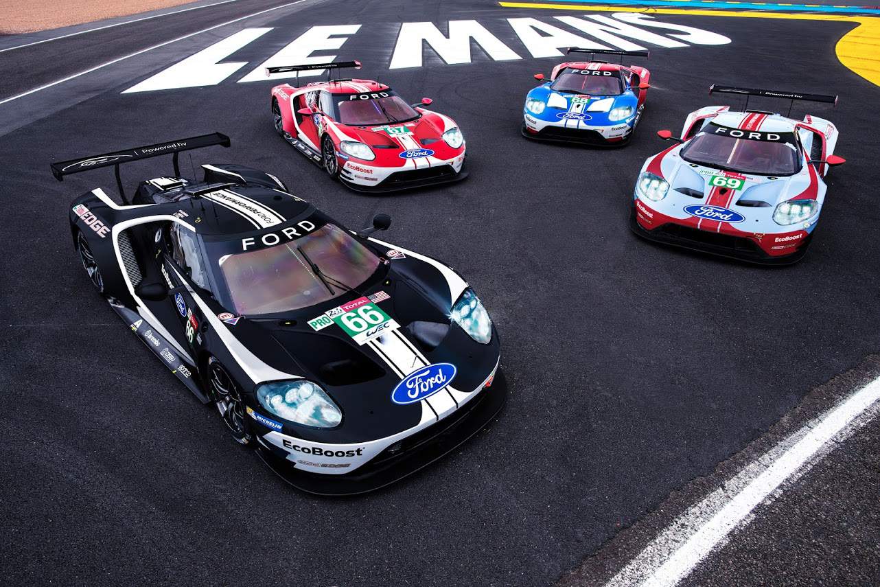 Ford mit Rennwagen in historischen Farben beim 24 Stunden von Le Mans 4 der-Autotester