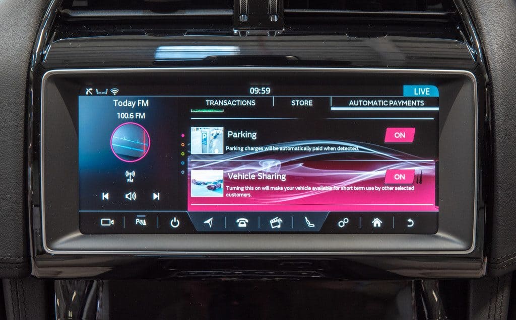Im Jaguar oder Land Rover während der Fahrt Kleingeld sammeln 1 „Smart Wallet"-Technologie in einem Range Rover.