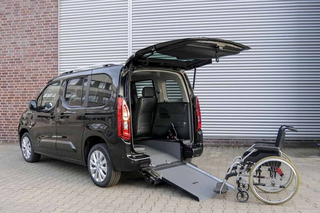 Opel mit drei Rollstuhlumbauten auf der „RETTmobil“ 5 Opel Combo Life mit Rollstuhlumbau von AMF-Bruns.