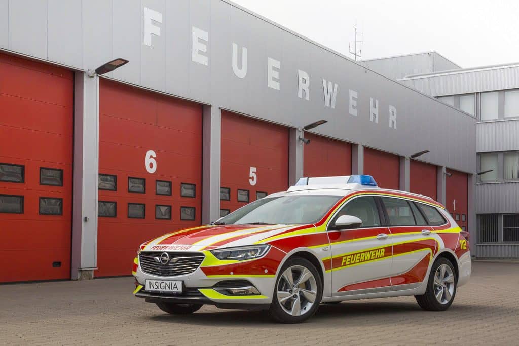 Opel mit drei Rollstuhlumbauten auf der „RETTmobil“ 4 Opel Insignia Sports Tourer als Feuerwehr-Einsatzfahrzeug.