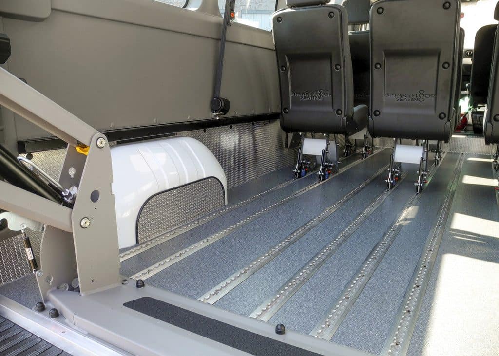 Opel mit drei Rollstuhlumbauten auf der „RETTmobil“ 2 Opel Combo Life mit Rollstuhlumbau von AMF-Bruns.
