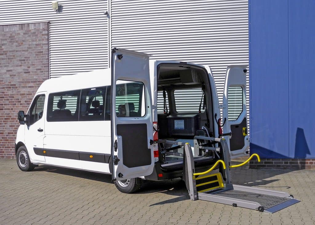Opel mit drei Rollstuhlumbauten auf der „RETTmobil“ 3 Opel Combo Life mit Rollstuhlumbau von AMF-Bruns.
