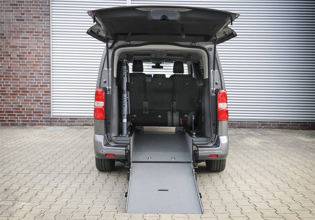Opel mit drei Rollstuhlumbauten auf der „RETTmobil“ 1 Opel Combo Life mit Rollstuhlumbau von AMF-Bruns.