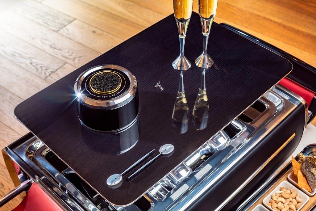 Rolls-Royce kühlt den Champagner unter Kohlefaser 1 Champagnertruhe von Rolls-Royce.