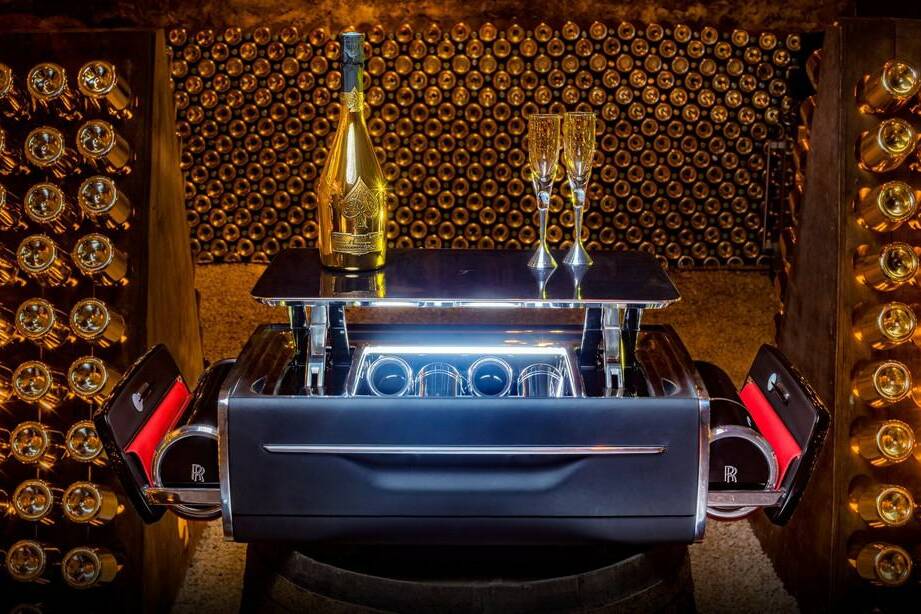 Rolls-Royce kühlt den Champagner unter Kohlefaser 4 Champagnertruhe von Rolls-Royce.