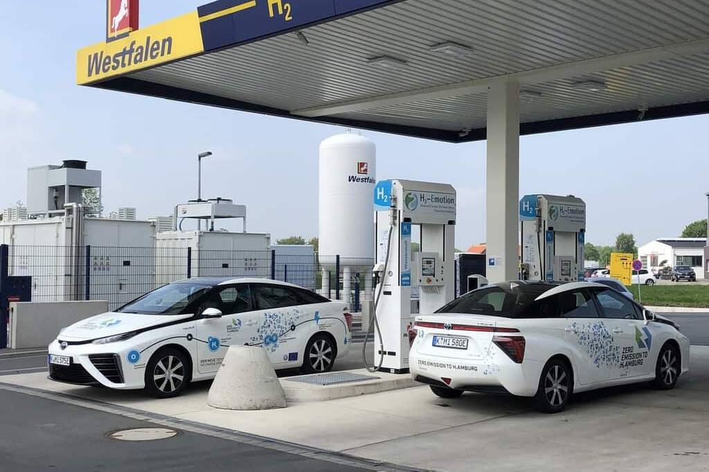 Wasserstoff und Strom: Parallelausbau spart sechs Milliarden Euro pro Jahr 8 Toyota Mirai an der Wasserstoff-Tankstelle in Münster.