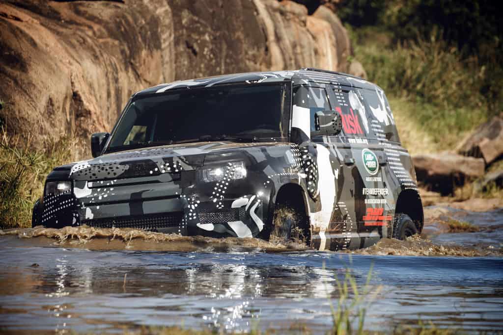 Neuer Land Rover Defender schon vor der Weltpremiere im Einsatz 5 Die Tier- und Naturschutzorganisation Tusk nutzt im kenianischen Borama-Reservat einen noch getarnten Land Rover Defender für die Arbeit.