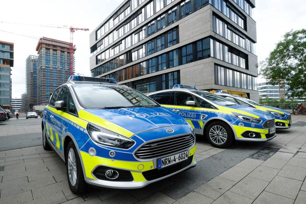 Die Bundespolizei steht auf Ford S-Max 5 Ford S-Max Streifenwagen.