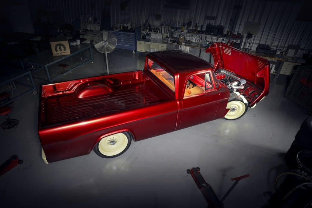 Sema 2019: Pick-ups für Abenteurer und Nostalgiker 2 Dodge-Pickup (1968) „Candied Delmonico Red and Dairy Cream Mopar Lowliner Concept“.