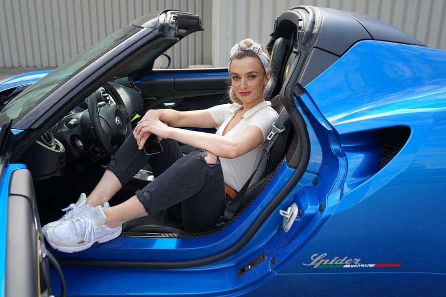 Frauen stehen beim Neuwagen auf Rot und Blau 1 Nina Weizenecker der-autotester.live mobile.de 1