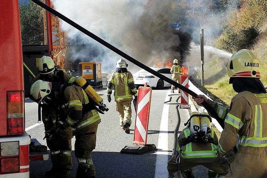Wenn E-Fahrzeuge in Flammen stehen: ZF schult Brandbekämpfer 2 ZF schult Brandbekämpfer