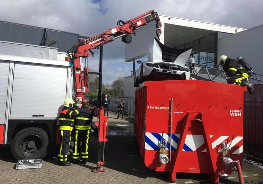 Wenn E-Fahrzeuge in Flammen stehen: ZF schult Brandbekämpfer 2 ZF schult Brandbekämpfer
