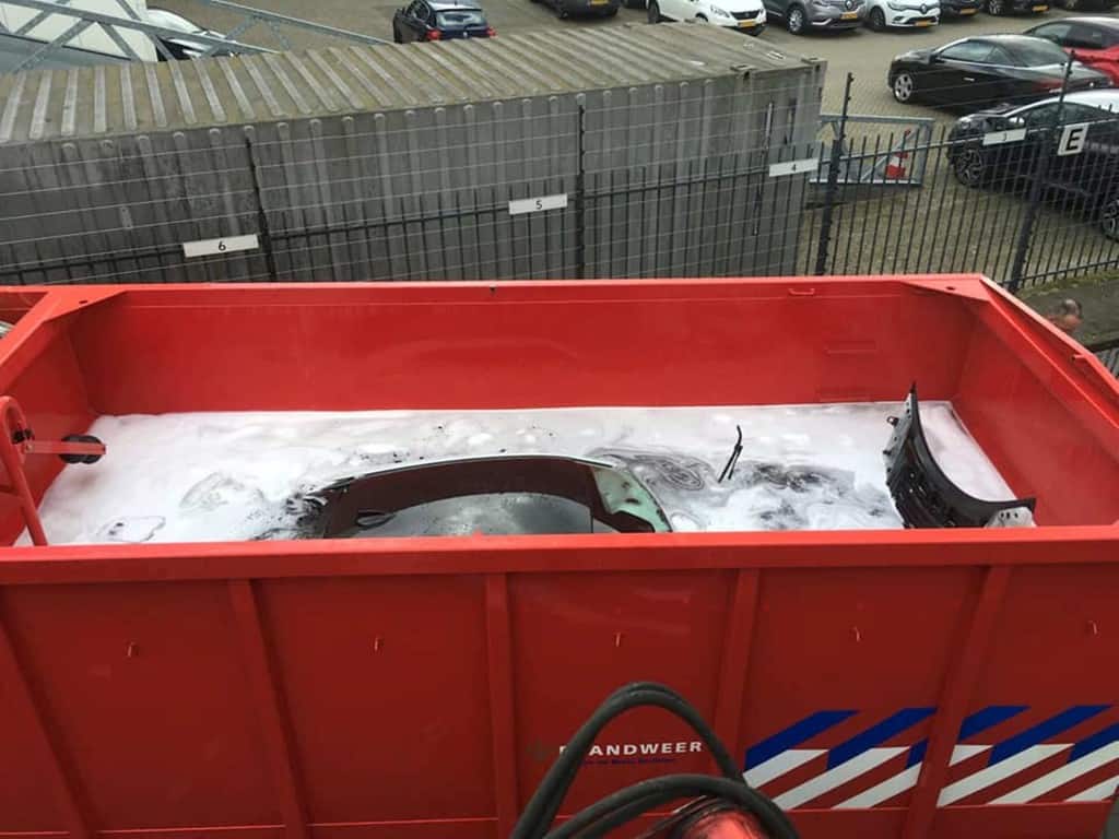 Wenn E-Fahrzeuge in Flammen stehen: ZF schult Brandbekämpfer 1 ZF schult Brandbekämpfer