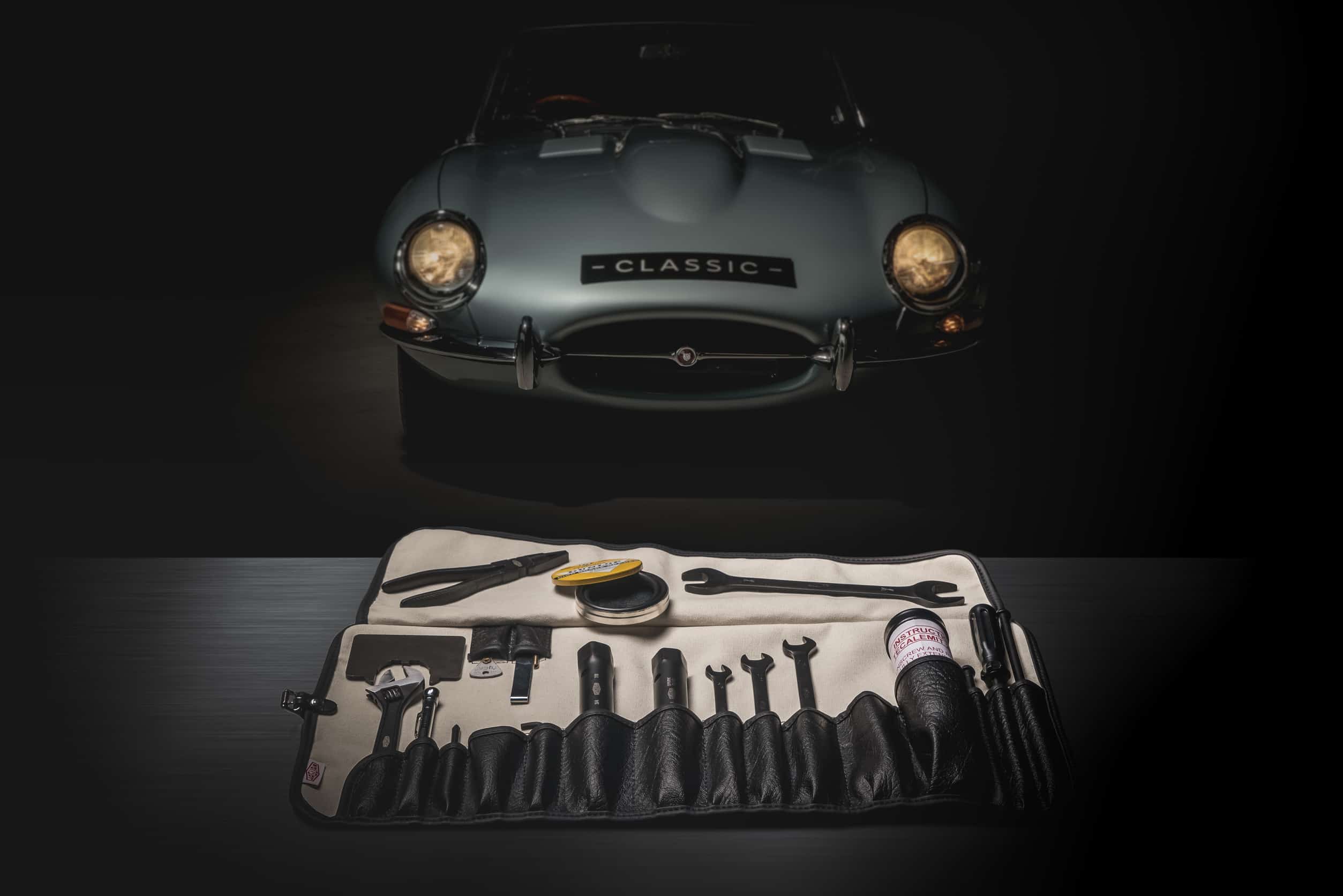 Nostalgisches Schrauben am Jaguar E-Type 27 Jaguar Classic hat den originalen Werkzeugsatz des legendären E-Type neu aufgelegt.