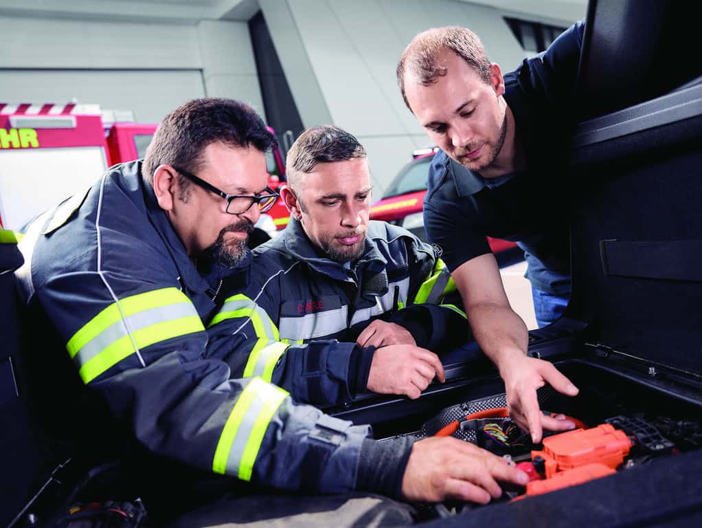 Wenn E-Fahrzeuge in Flammen stehen: ZF schult Brandbekämpfer 3 ZF schult Brandbekämpfer