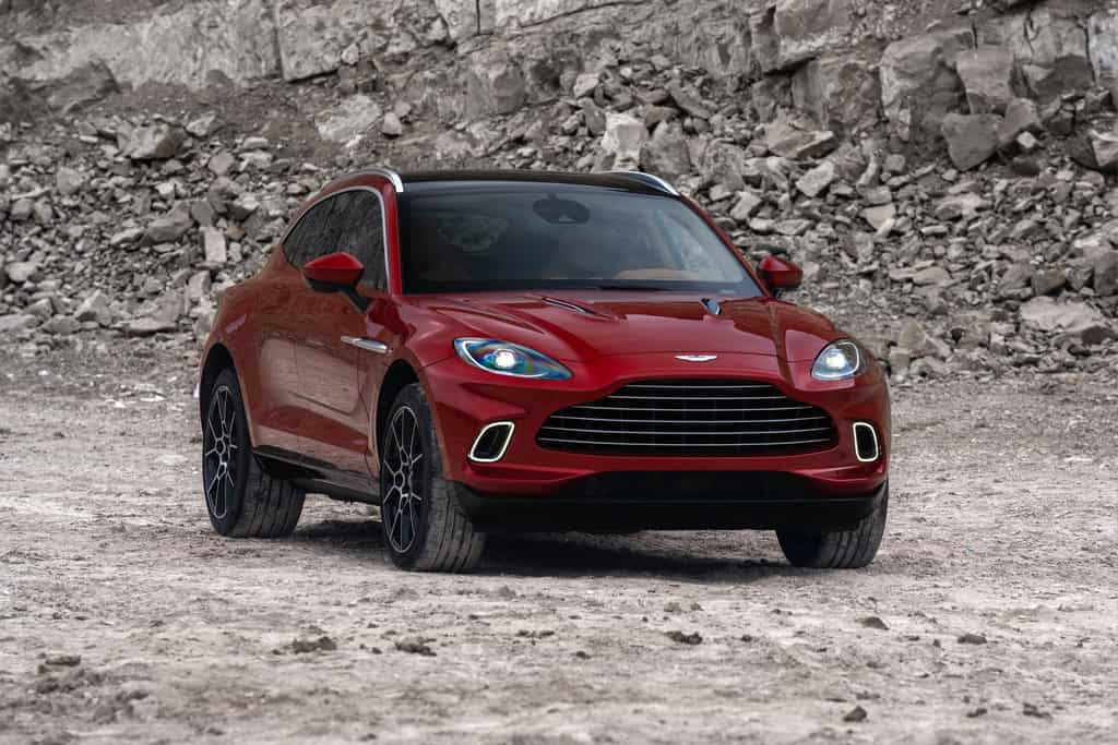 Aston Martin geht mit dem DBX ins Gelände 1 Aston Martin DBX