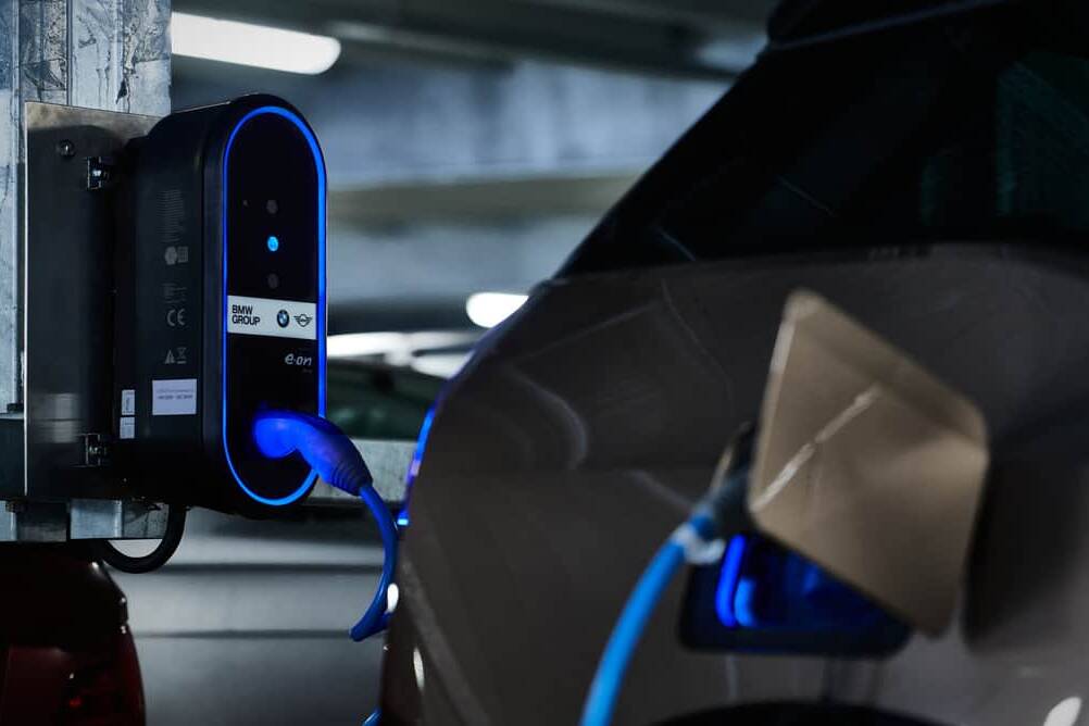 BMW-Mitarbeiter bekommen Strom mit nach Hause 6 E-Ladestation von BMW.