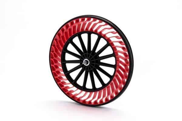 CES 2020: Bridgestone kommt mit luftlosen Reifen 2 Bridgestone wird erstmals auf der CES 2020 in Las Vegas (07. - 10.01.2020) präsent sein. Im Rahmen des interaktiven Messeauftritts stellt das japanische Hightech-Unternehmen eine Reihe von Mobilitätslösungen vor. Das Unternehmen präsentiert Air-Free-Reifen einschließlich der Konzepte für individuelle Mobilität und kommerzielle Flottenanwendungen. Das Konstruktionsprinzip macht das Befüllen der Reifen mit Luft sowie eine regelmäßige Wartung überflüssig. Darüber hinaus stellt Bridgestone eine luftlose, elastische Reifen- und Speichenlösung für einen Mondrover vor, der derzeit für eine internationale Raumfahrtmission entwickelt wird. Auf der CES zeigt Bridgestone, wie seine digitale Zwillings- und vernetzte Reifentechnologie genutzt werden können. Sie sollen präzise und verwertbare Vorhersagen bezüglich des Reifenzustands und der Fahrbahnoberfläche liefern. Auf der Messe in Las Vegas können Endverbraucher eine Simulation der Plattform Webfleet Solutions entdecken, und verfolgen, wie Telematik ein vernetztes Fahrzeugsystem antreibt. (ampnet
