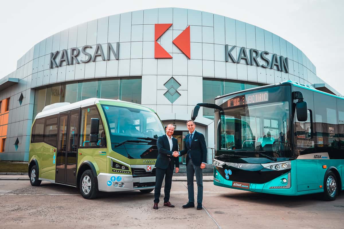 Quantron bringt türkische E-Busse nach Deutschland 1 Andreas Haller, Vorstand der Quantron AG, und Muzaffer Arpacıoğlu, stellvertretender Generaldirektor von Karsan Commercial Affairs mit Karsan-Kleinbus Jest Electric und Bus Atak Electric (von links).