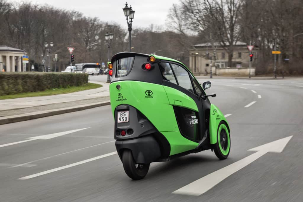 Toyota i-Road - dreirädriges Elektroauto unterwegs in Berlin 1 Toyota i-Road