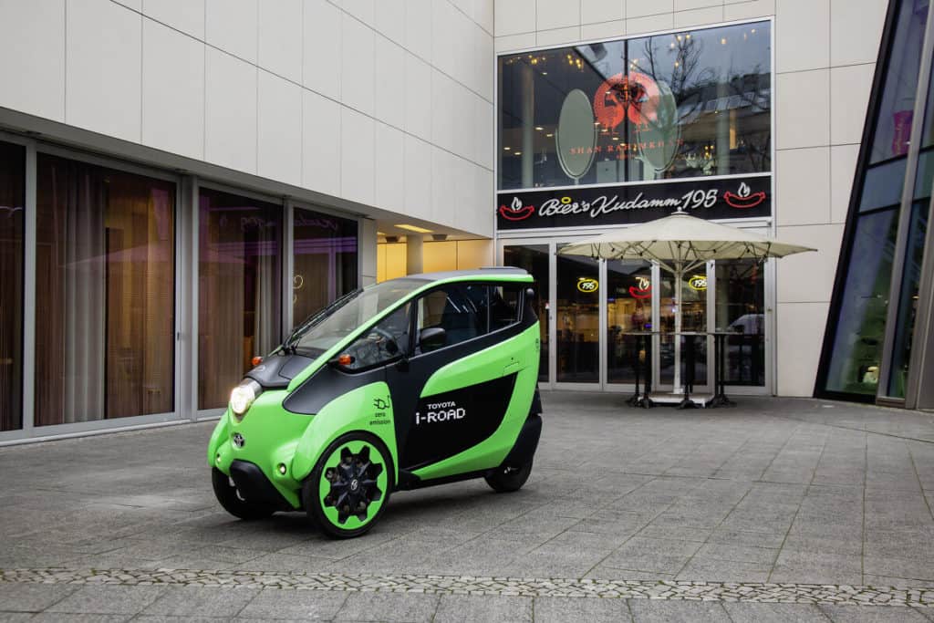 Toyota i-Road - dreirädriges Elektroauto unterwegs in Berlin 2 Toyota i-Road